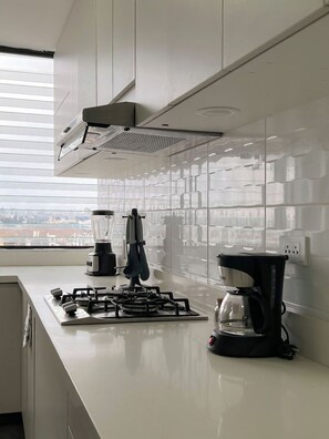 Fridge, microwave, stovetop, coffee/tea maker - geko _Sky Flatt 2BR_ (Miraflores)