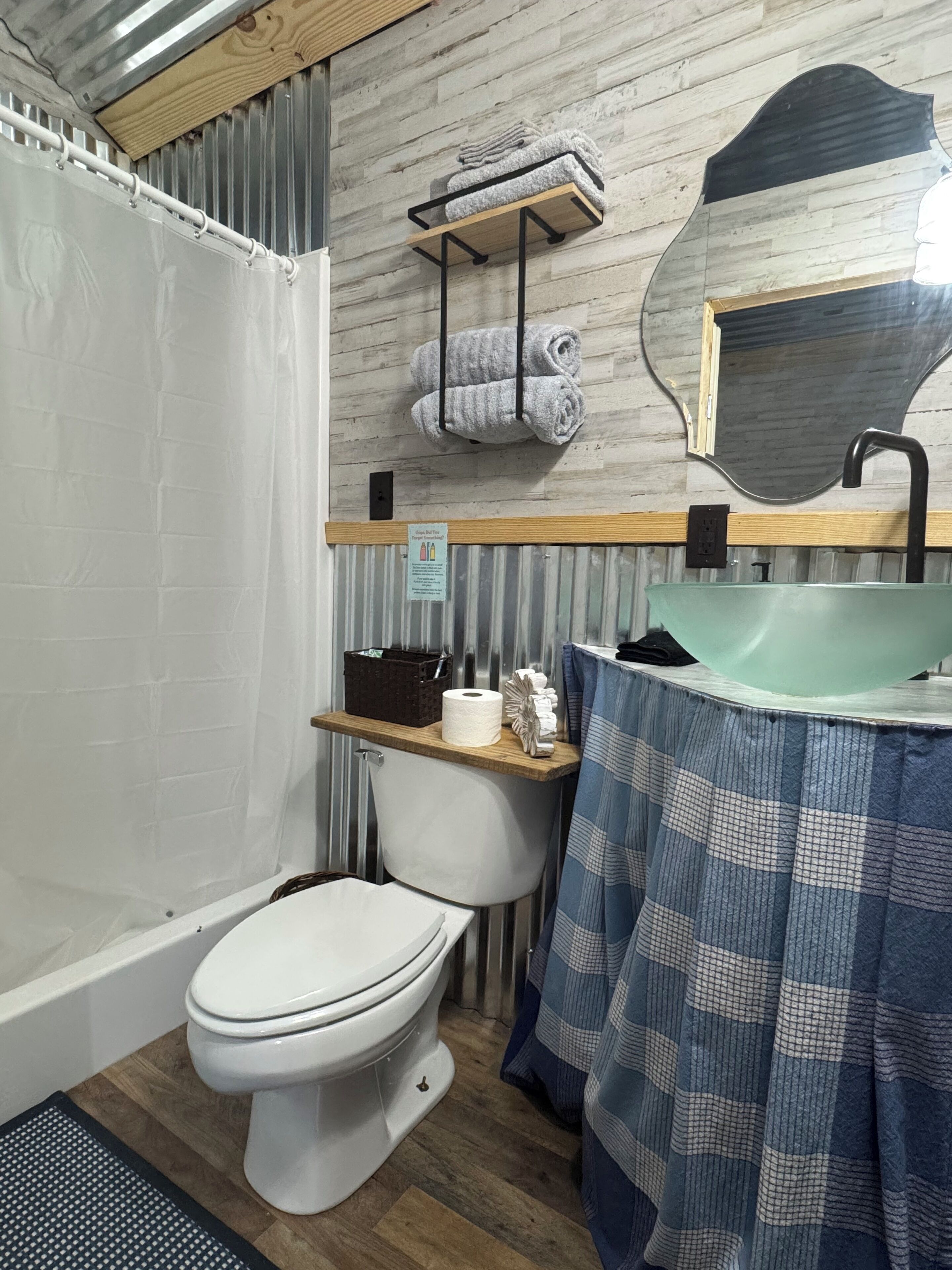 Dutxa, assecador de cabells, tovalloles i sabó 