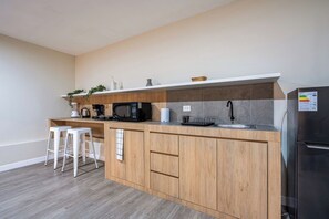 Fridge, microwave, stovetop, dishwasher - geko | Amber Loft in Miraflores near Kennedy Park (Miraflores)