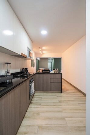 Fridge, microwave, stovetop, dishwasher - geko | Gardenia_3BR in front of Parque Kennedy (Miraflores)