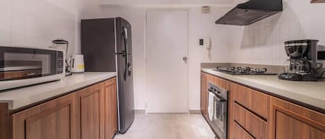 Cafetera y tetera, refrigerador, microondas y horno