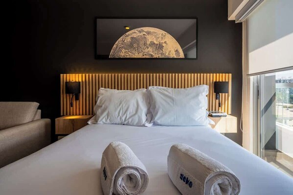 1 chambre, fer et planche à repasser, lit de bébé portatif