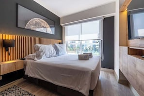 1 chambre, fer et planche à repasser, lit de bébé portatif