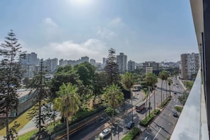 Eine Skyline mit hohen Gebäuden, Palmen und einer Straße mit Autos.