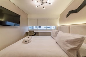 Tabla de planchar con plancha, wifi y ropa de cama 