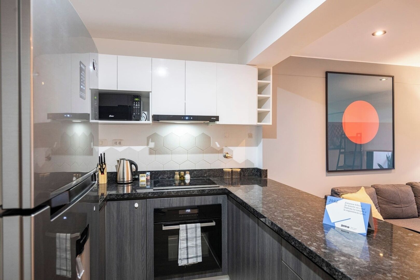 Refrigerador, microondas, horno y parrilla de estufa 