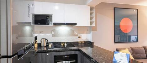 Réfrigérateur, micro-ondes, four, plaque de cuisson