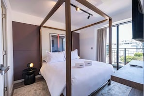 1 chambre, bureau, fer et planche à repasser, lit parapluie