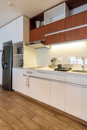 Fridge, microwave, stovetop, coffee/tea maker - geko _Wonderland 2BR_ (Miraflores)