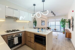 Fridge, microwave, stovetop, coffee/tea maker - geko | Oliva_1BR in San Isidro, top spot (San Isidro)