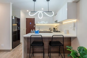 Réfrigérateur, micro-ondes, plaque de cuisson, cafetière/bouilloire