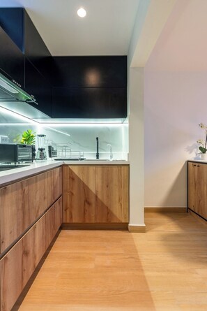 Kylskåp, mikrovågsugn, spishäll och kaffe- och tebryggare