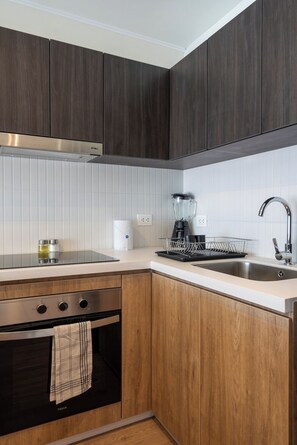 Fridge, oven, stovetop, coffee/tea maker