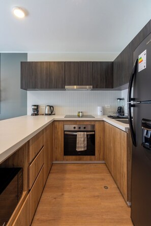 Kühlschrank, Ofen, Herdplatte, Wasserkocher mit Kaffee-/Teezubehör