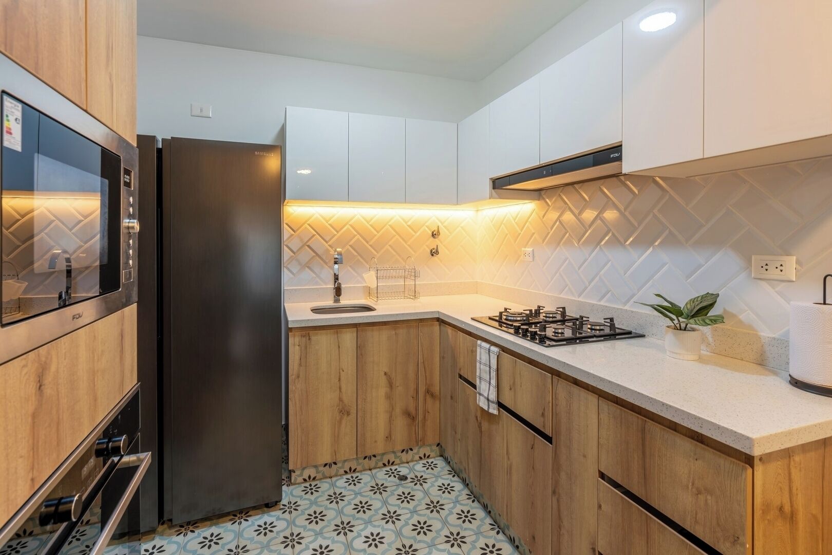 Kjøleskap, mikrobølgeovn, kokeplater og kaffetrakter/tekoker