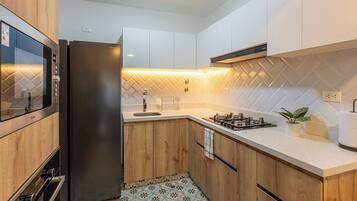 Een koelkast, een magnetron, een kookplaat