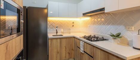 Kjøleskap, mikrobølgeovn, kokeplater og kaffetrakter/tekoker