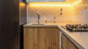 Jääkaappi, mikroaaltouuni, liesi, kahvin-/teenkeitin