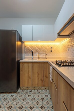 Fridge, microwave, stovetop, coffee/tea maker - geko | Racoon 2BR Flat in Barranco w/balcony (Lima)