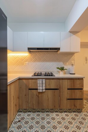 Refrigerador, microondas, parrilla de estufa y cafetera y tetera 