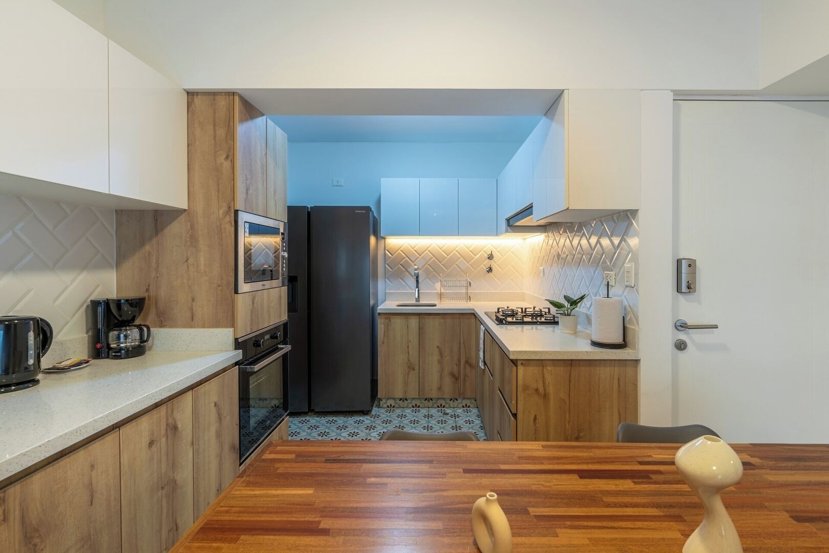 Refrigerador, microondas, parrilla de estufa y cafetera y tetera 