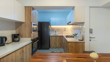 Een koelkast, een magnetron, een kookplaat