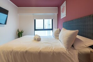 Een strijkplank/strijkijzer, reisbedje, gratis wifi, beddengoed