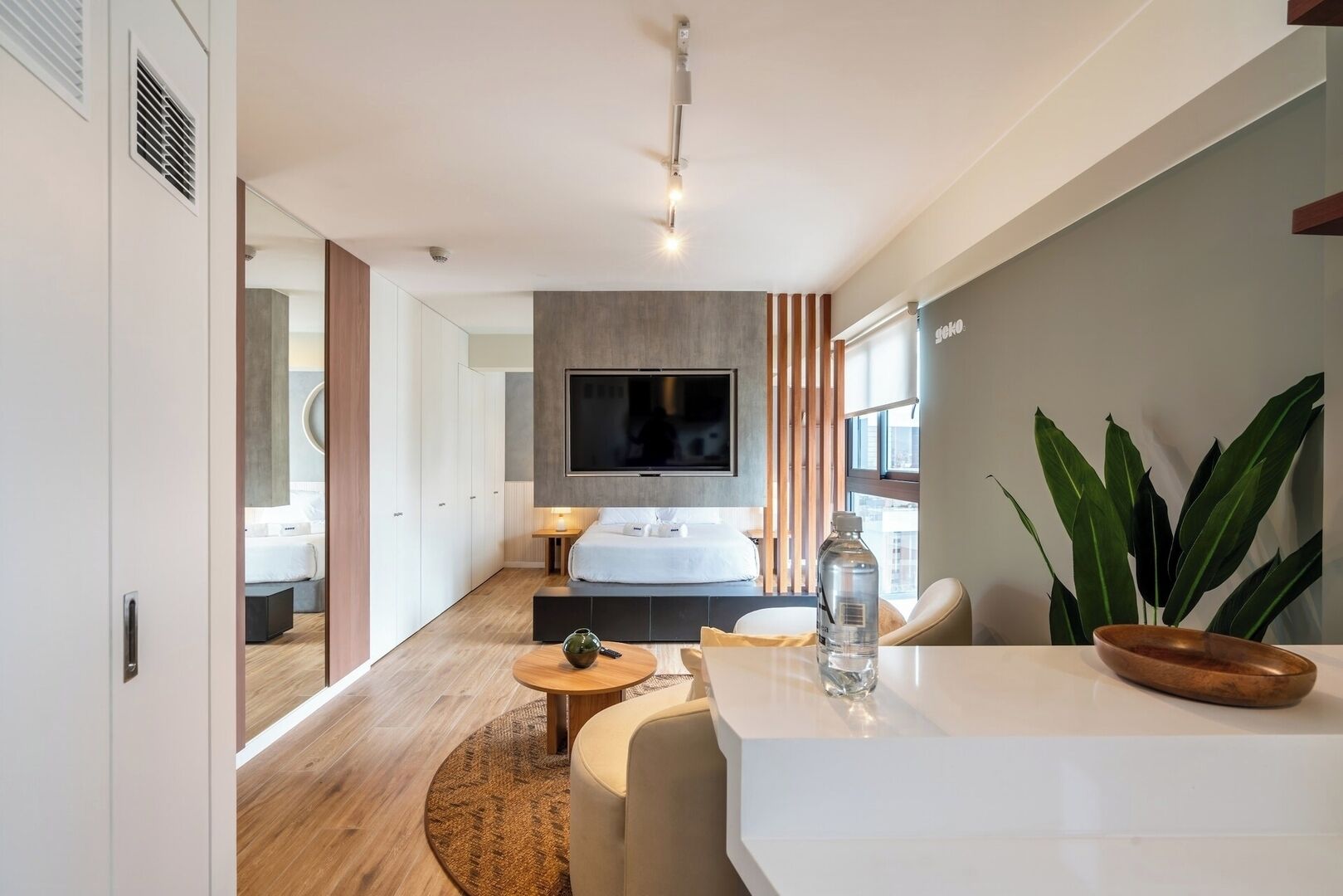 1 間睡房、書桌、熨斗/熨衫板、可攜式嬰兒床