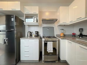 Refrigerador, microondas, horno y parrilla de estufa 