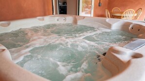 Ein Whirlpool mit sichtbaren Bläschen und einer Bedienkonsole.
