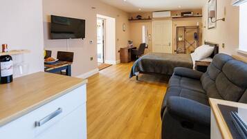 Iron/ironing board, WiFi, bed sheets