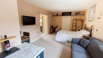 Iron/ironing board, WiFi, bed sheets