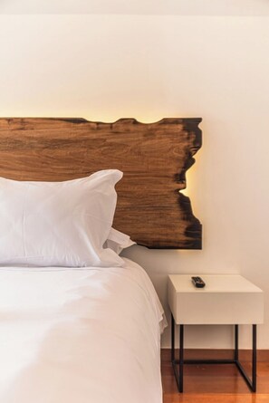 1 habitación, tabla de planchar con plancha y cuna de viaje 