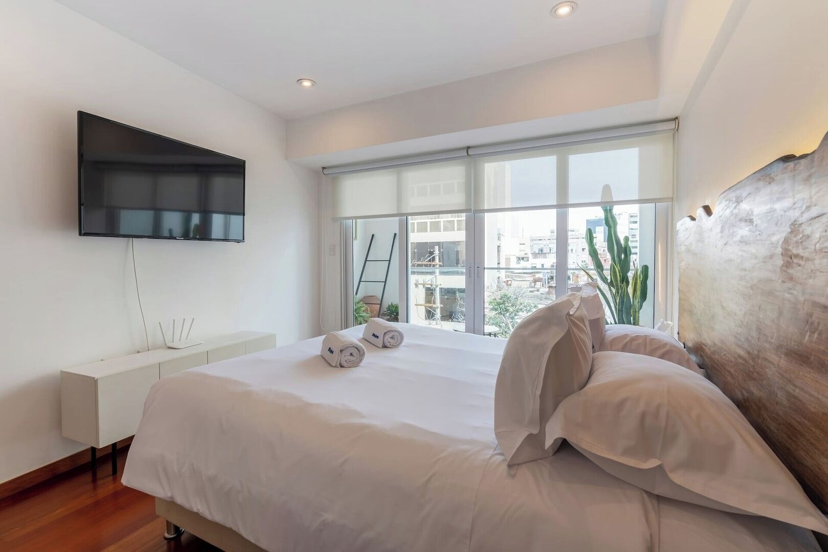 Tabla de planchar con plancha, cuna de viaje y wifi gratis 