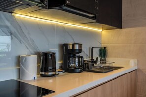 Refrigerador, microondas, parrilla de estufa y cafetera y tetera 