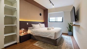 Tabla de planchar con plancha, cuna de viaje, wifi y ropa de cama