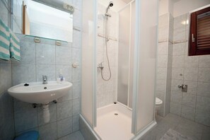 Dusche, Haartrockner, Handtücher, Toilettenpapier