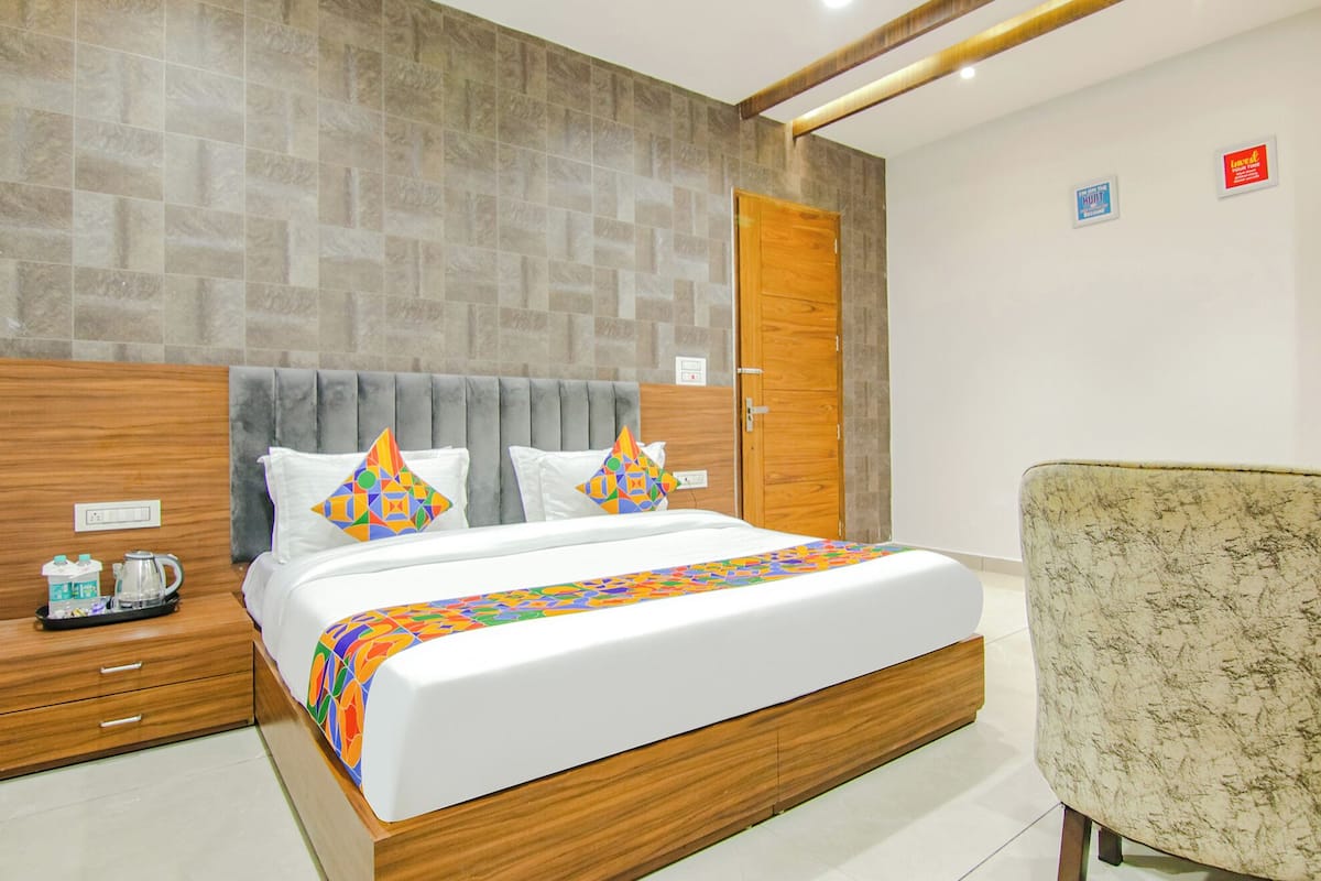 Suite | Egyptian cotton sheets, premium bedding, in-room safe, free WiFi