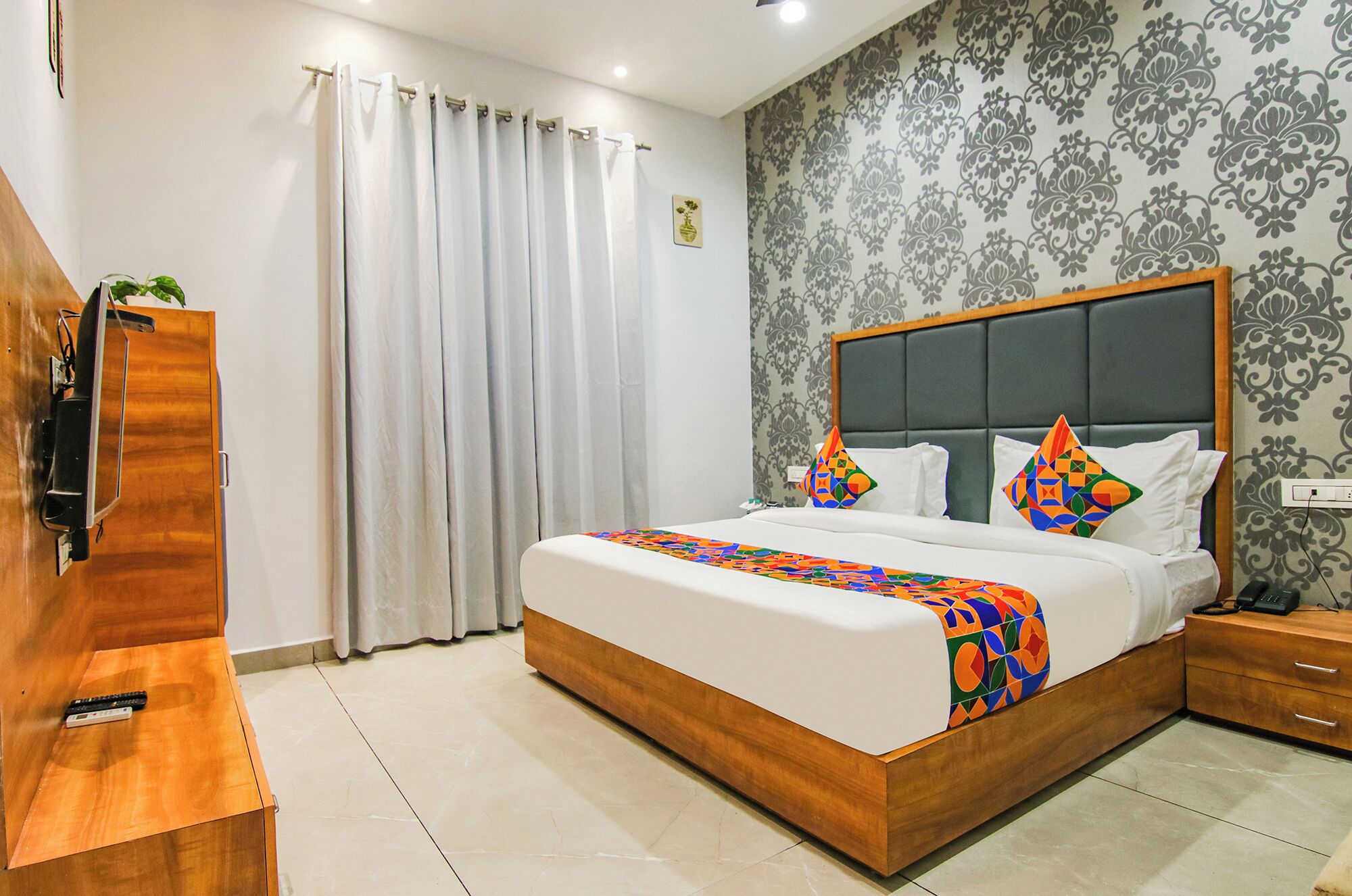 ملاءات من القطن المصري وأغطية فراش متميزة وخزنة داخل الغرفة