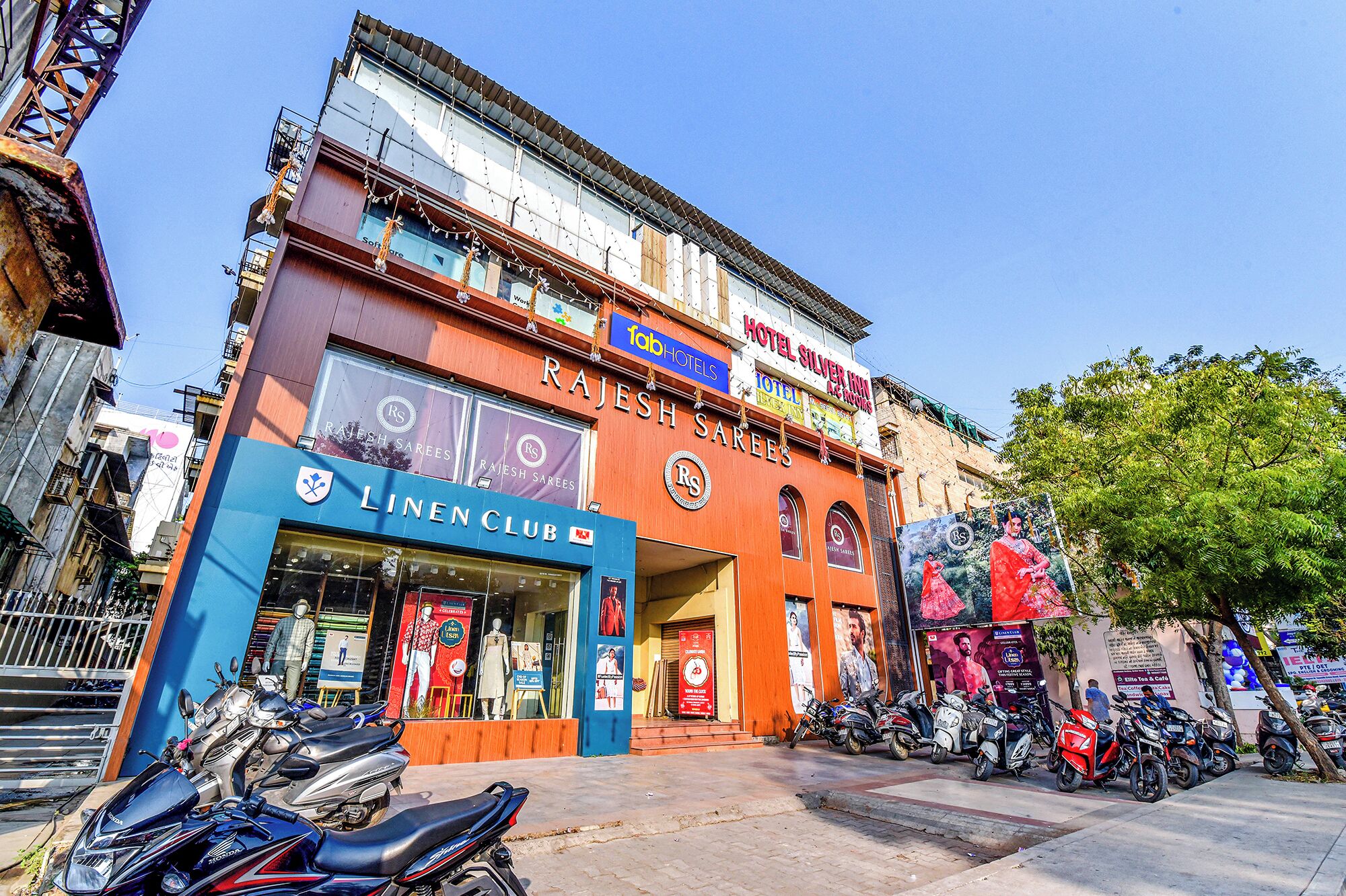 Un immeuble abritant plusieurs commerces, notamment un club proposant des services liés au linge de maison, un hôtel et un restaurant.