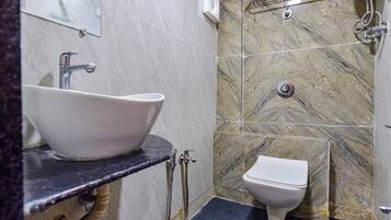 Deluxe kamer | Badkamer | Een douche, een regendouche, gratis toiletartikelen, handdoeken