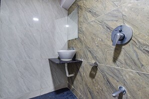 Shower, rainfall showerhead, free toiletries, towels - FabHotel Silver Inn (Ahmedabad)