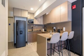 Réfrigérateur, micro-ondes, four, plaque de cuisson