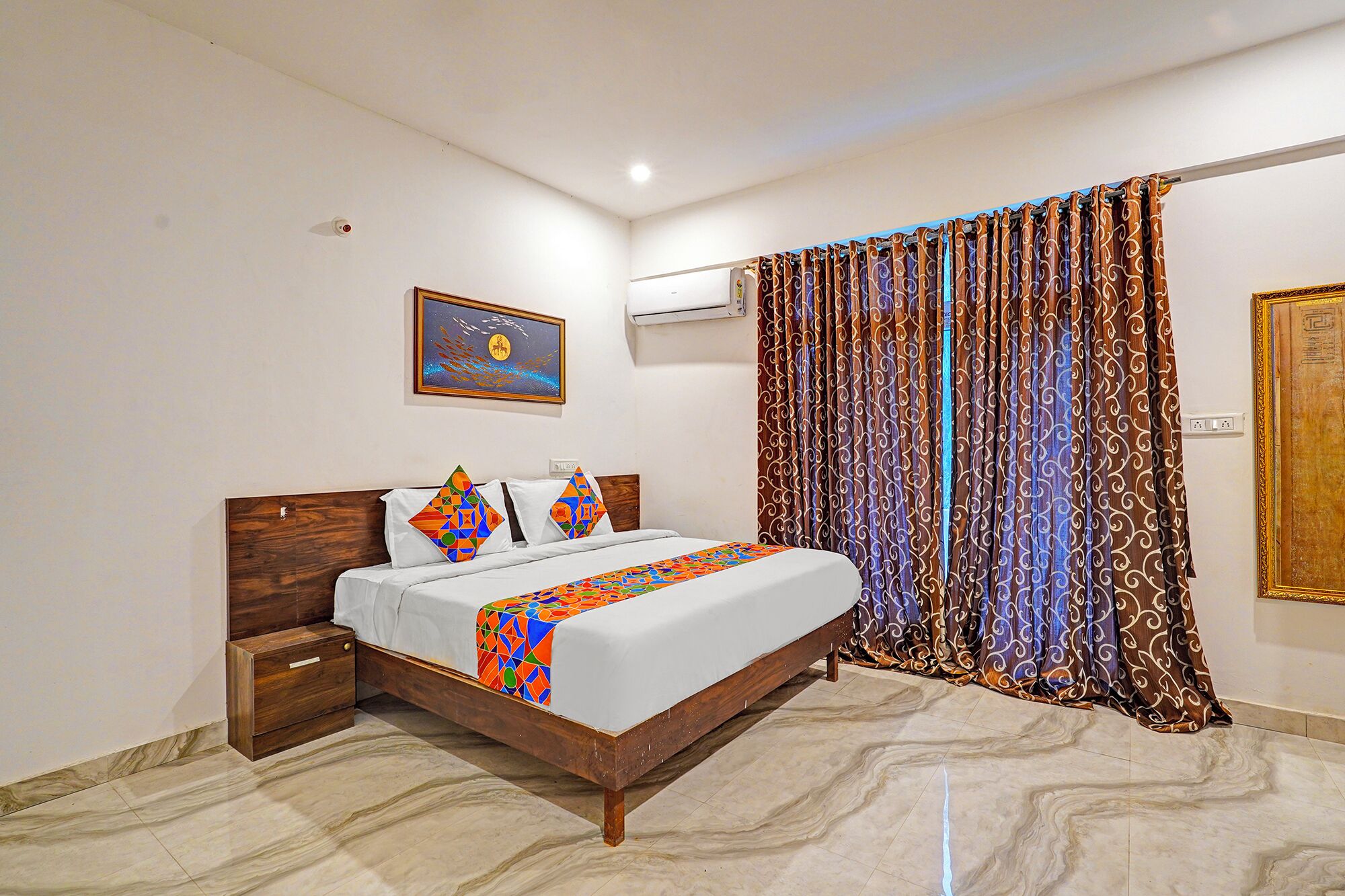 Egyptian cotton sheets, premium bedding, in-room safe, free WiFi