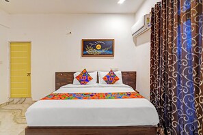 Egyptian cotton sheets, premium bedding, in-room safe, free WiFi