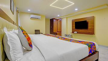 Family Room | Egyptian cotton sheets, premium bedding, in-room safe, free WiFi