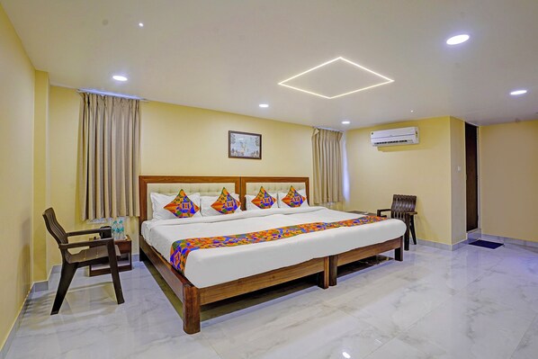 ملاءات من القطن المصري وأغطية فراش متميزة وخزنة داخل الغرفة