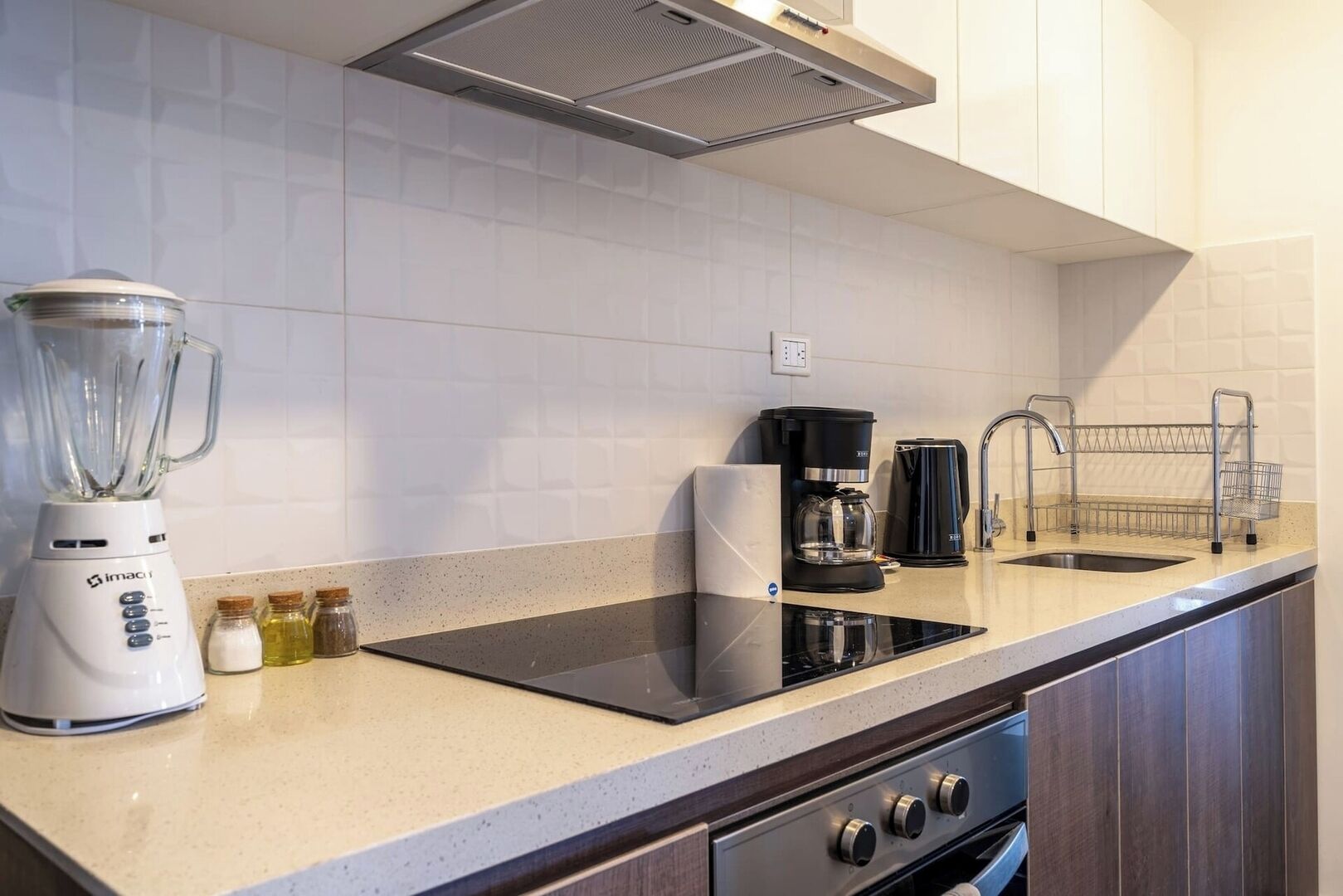 Een koelkast, een magnetron, een oven, een kookplaat