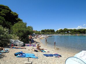 Beach - A 2 apartment w terrace, 1 min walk to the beach (Supetar)