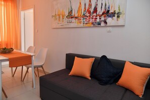 TV - A 2 apartment w terrace, 1 min walk to the beach (Supetar)